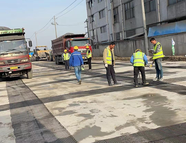 西工老材料的新故事：玻璃纤维土工格栅如何在‘白改黑’浪潮中重获新生？