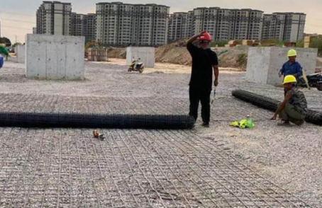 西工土工格栅铺设前地基要怎么处理？